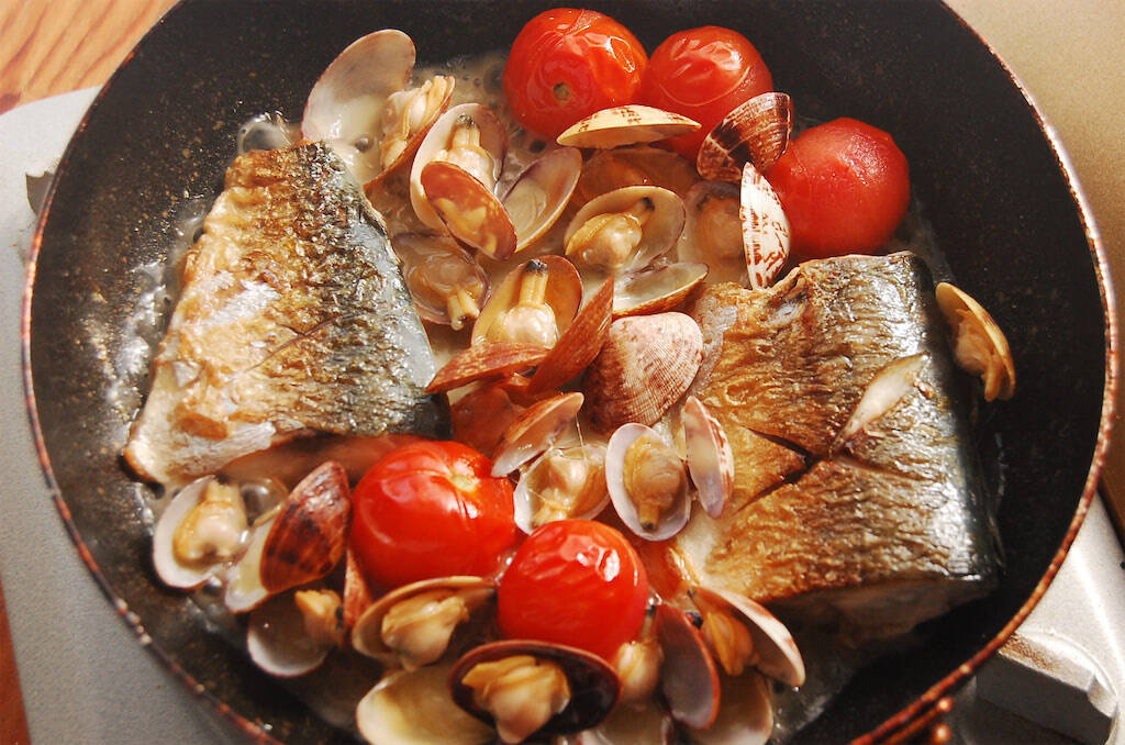 【白ワインが調味料】塩すら不要！簡単10分「アサリとサバのワイン蒸し」作ってみた！素材の旨味の洪水や～♡