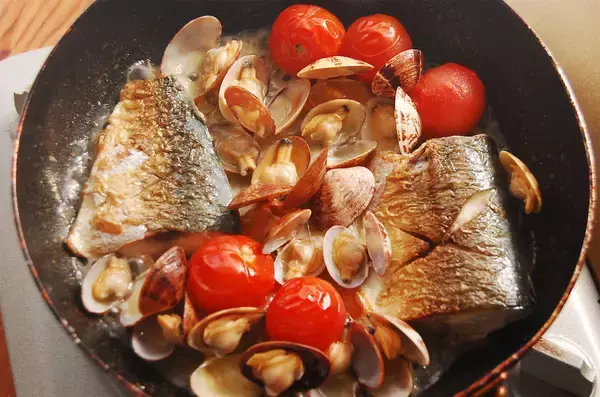 「【白ワインが調味料】塩すら不要！簡単10分「アサリとサバのワイン蒸し」作ってみた！素材の旨味の洪水や～♡」の画像