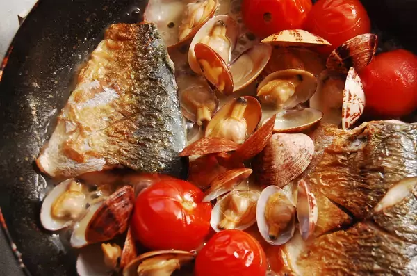 「【白ワインが調味料】塩すら不要！簡単10分「アサリとサバのワイン蒸し」作ってみた！素材の旨味の洪水や～♡」の画像