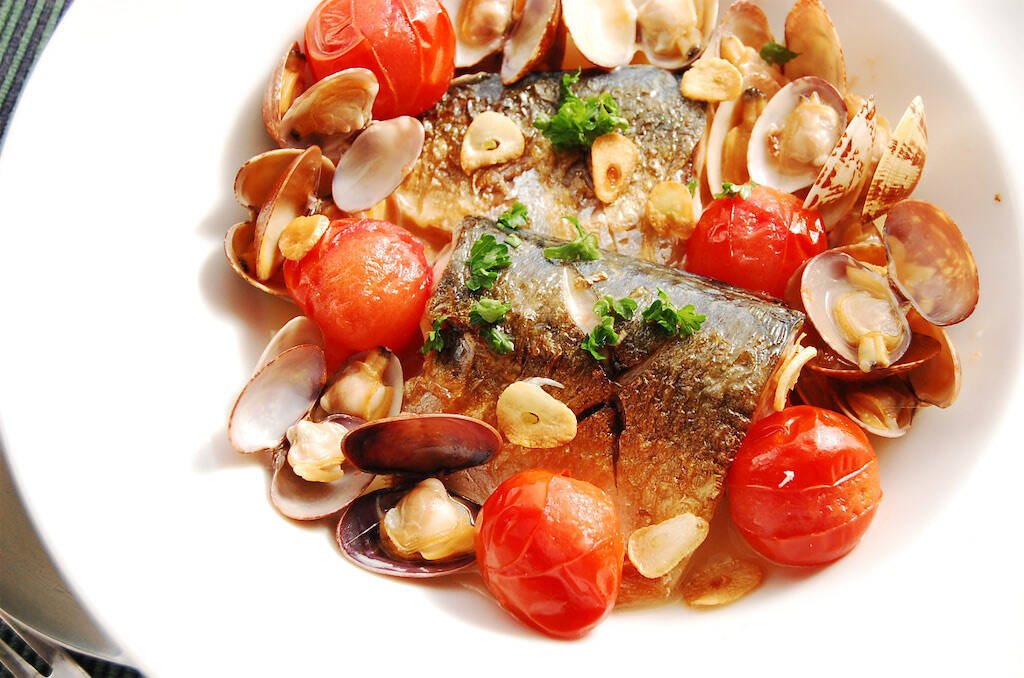 【白ワインが調味料】塩すら不要！簡単10分「アサリとサバのワイン蒸し」作ってみた！素材の旨味の洪水や～♡