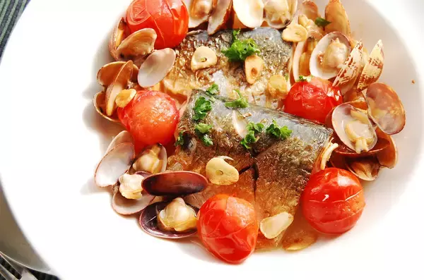 「【白ワインが調味料】塩すら不要！簡単10分「アサリとサバのワイン蒸し」作ってみた！素材の旨味の洪水や～♡」の画像