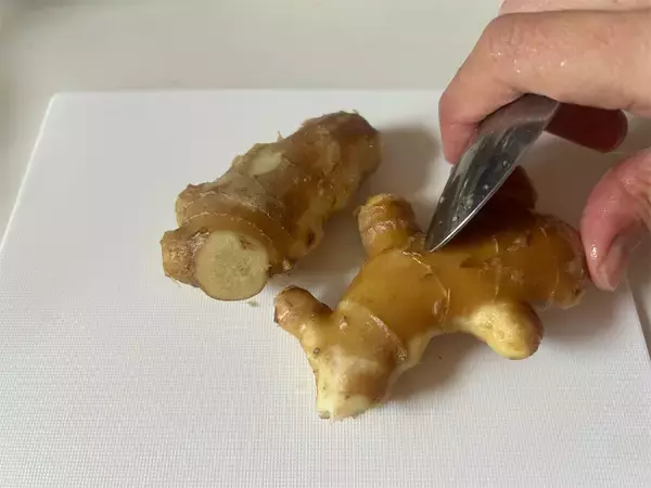 「【業スー商品完コピ】万能調味料「姜葱醬」作ってみた！炒飯、炒め物以外にもフル稼働【材料4つ＆レンチン2分】」の画像