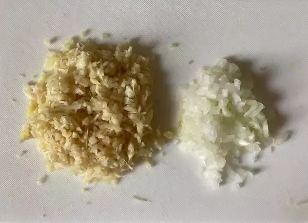 「【業スー商品完コピ】万能調味料「姜葱醬」作ってみた！炒飯、炒め物以外にもフル稼働【材料4つ＆レンチン2分】」の画像