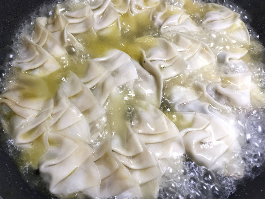 【笠原将弘が“餃子の達人”に教わった】ありそでなかった「牡蠣餃子」作ってみた！磯の香りと旨味の洪水！