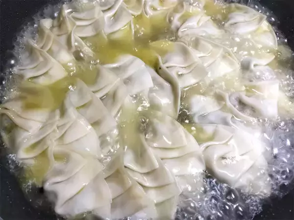 「【笠原将弘が“餃子の達人”に教わった】ありそでなかった「牡蠣餃子」作ってみた！磯の香りと旨味の洪水！」の画像