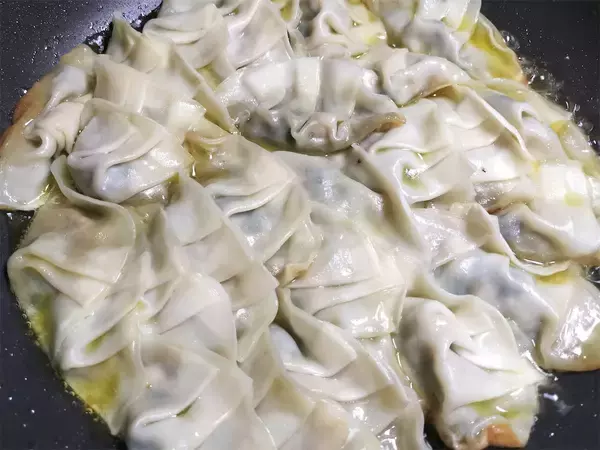 「【笠原将弘が“餃子の達人”に教わった】ありそでなかった「牡蠣餃子」作ってみた！磯の香りと旨味の洪水！」の画像