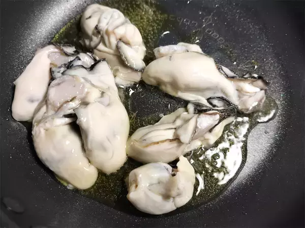 「【笠原将弘が“餃子の達人”に教わった】ありそでなかった「牡蠣餃子」作ってみた！磯の香りと旨味の洪水！」の画像