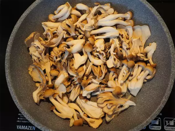 「卵液に擦った長芋たっぷり♡ふわっと食感で旨味凝縮の「たっぷりキノコのとろろチーズ焼き」に挑戦！」の画像