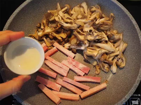 「卵液に擦った長芋たっぷり♡ふわっと食感で旨味凝縮の「たっぷりキノコのとろろチーズ焼き」に挑戦！」の画像