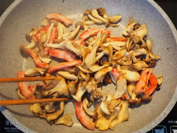 「卵液に擦った長芋たっぷり♡ふわっと食感で旨味凝縮の「たっぷりキノコのとろろチーズ焼き」に挑戦！」の画像