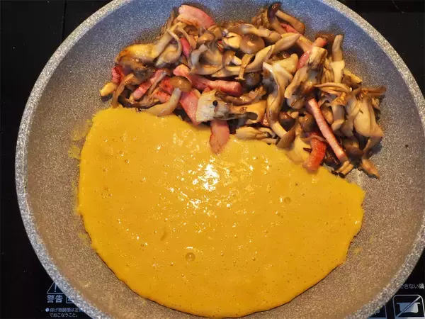 「卵液に擦った長芋たっぷり♡ふわっと食感で旨味凝縮の「たっぷりキノコのとろろチーズ焼き」に挑戦！」の画像