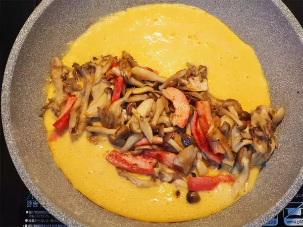 「卵液に擦った長芋たっぷり♡ふわっと食感で旨味凝縮の「たっぷりキノコのとろろチーズ焼き」に挑戦！」の画像