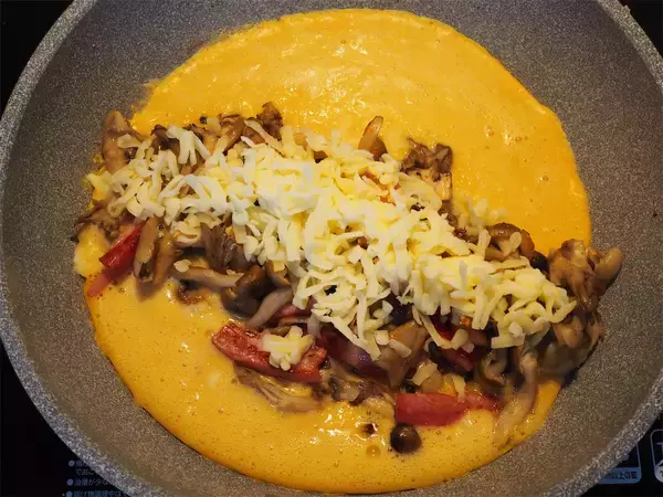 「卵液に擦った長芋たっぷり♡ふわっと食感で旨味凝縮の「たっぷりキノコのとろろチーズ焼き」に挑戦！」の画像