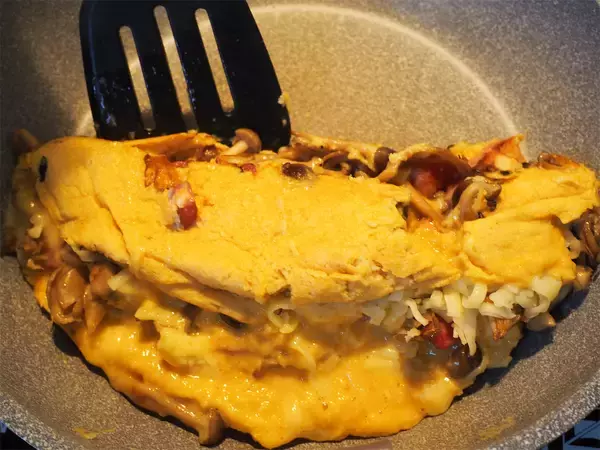 「卵液に擦った長芋たっぷり♡ふわっと食感で旨味凝縮の「たっぷりキノコのとろろチーズ焼き」に挑戦！」の画像