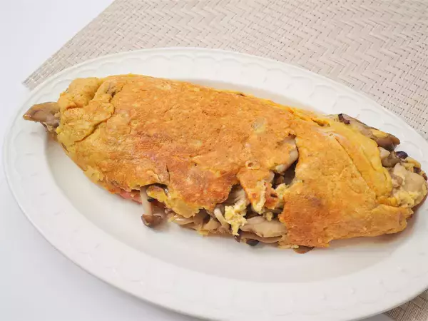 「卵液に擦った長芋たっぷり♡ふわっと食感で旨味凝縮の「たっぷりキノコのとろろチーズ焼き」に挑戦！」の画像