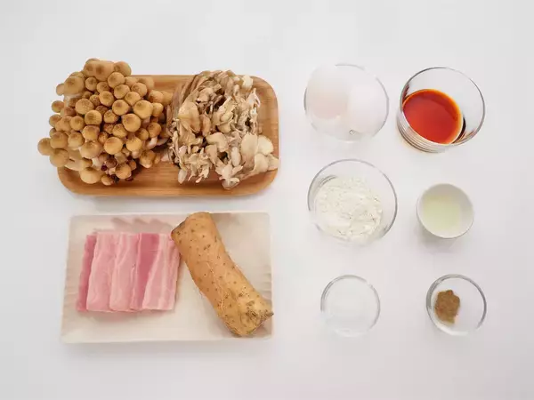 「卵液に擦った長芋たっぷり♡ふわっと食感で旨味凝縮の「たっぷりキノコのとろろチーズ焼き」に挑戦！」の画像