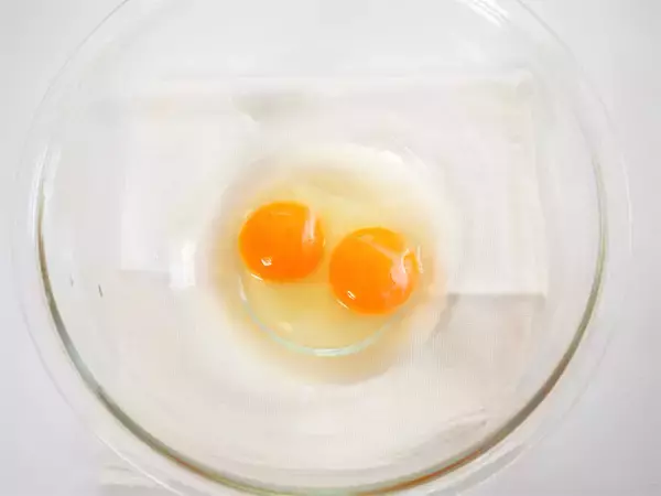 「卵液に擦った長芋たっぷり♡ふわっと食感で旨味凝縮の「たっぷりキノコのとろろチーズ焼き」に挑戦！」の画像