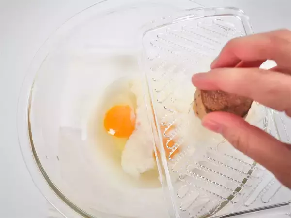 「卵液に擦った長芋たっぷり♡ふわっと食感で旨味凝縮の「たっぷりキノコのとろろチーズ焼き」に挑戦！」の画像