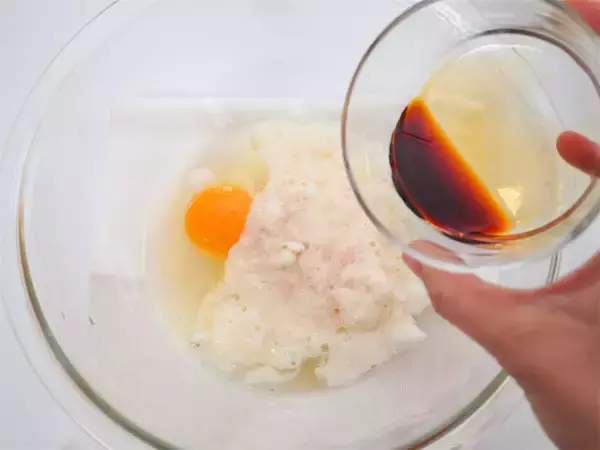 「卵液に擦った長芋たっぷり♡ふわっと食感で旨味凝縮の「たっぷりキノコのとろろチーズ焼き」に挑戦！」の画像