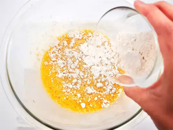 「卵液に擦った長芋たっぷり♡ふわっと食感で旨味凝縮の「たっぷりキノコのとろろチーズ焼き」に挑戦！」の画像