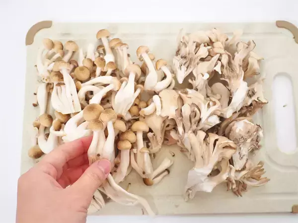 「卵液に擦った長芋たっぷり♡ふわっと食感で旨味凝縮の「たっぷりキノコのとろろチーズ焼き」に挑戦！」の画像