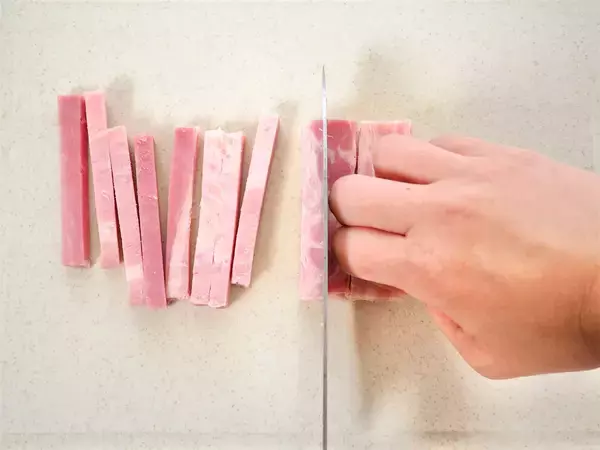 「卵液に擦った長芋たっぷり♡ふわっと食感で旨味凝縮の「たっぷりキノコのとろろチーズ焼き」に挑戦！」の画像