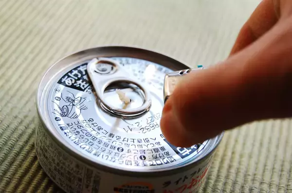 「【まさかのツナ缶で災害対策】衝撃画像！「ツナの油でランプ」灯してみた！2時間は持つって本当なの!?」の画像