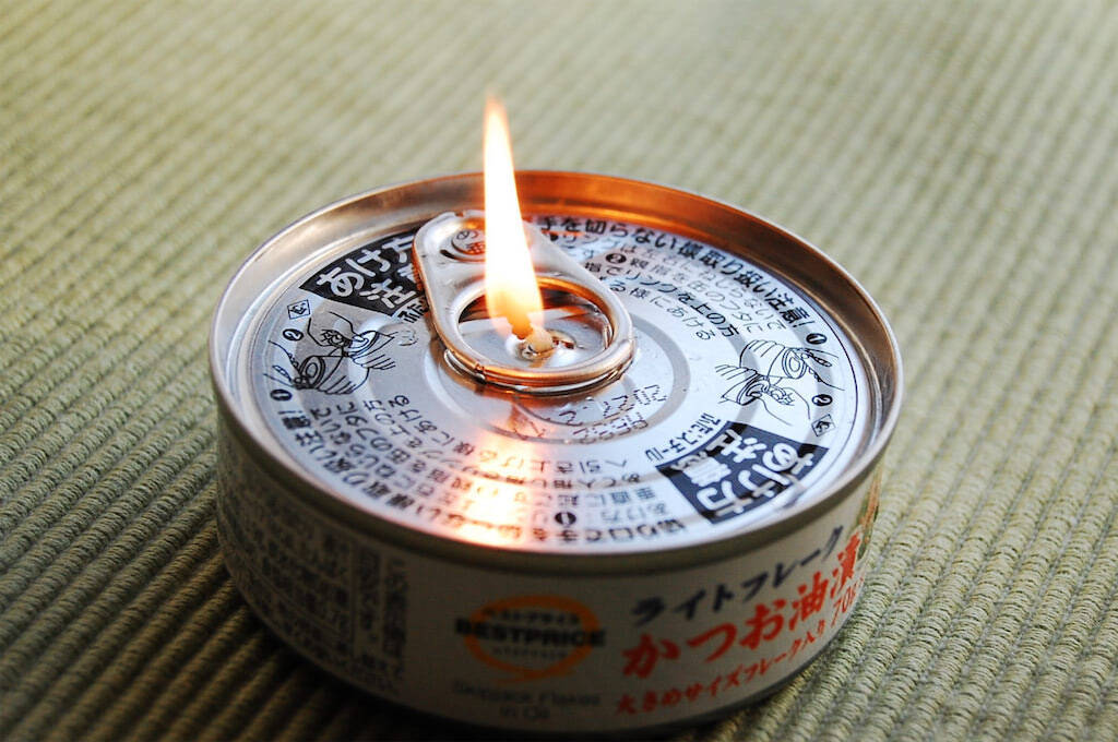 【まさかのツナ缶で災害対策】衝撃画像！「ツナの油でランプ」灯してみた！2時間は持つって本当なの!?