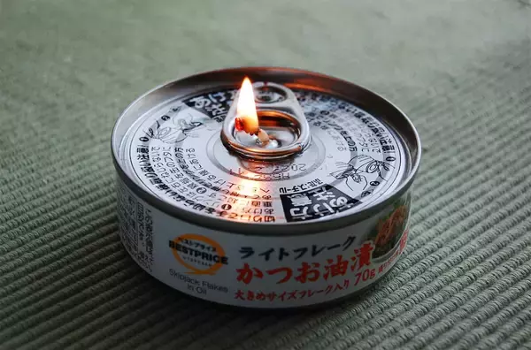 「【まさかのツナ缶で災害対策】衝撃画像！「ツナの油でランプ」灯してみた！2時間は持つって本当なの!?」の画像
