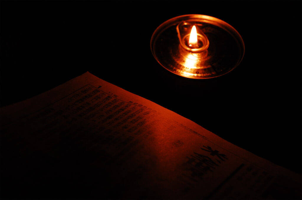 【まさかのツナ缶で災害対策】衝撃画像！「ツナの油でランプ」灯してみた！2時間は持つって本当なの!?