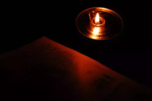 「【まさかのツナ缶で災害対策】衝撃画像！「ツナの油でランプ」灯してみた！2時間は持つって本当なの!?」の画像