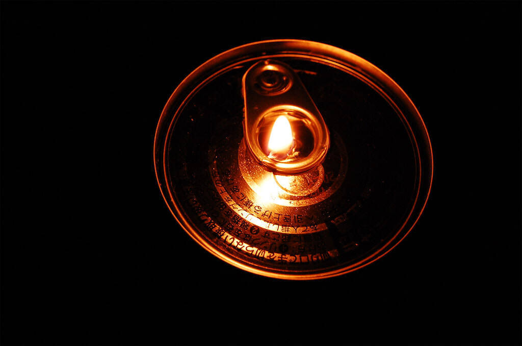 【まさかのツナ缶で災害対策】衝撃画像！「ツナの油でランプ」灯してみた！2時間は持つって本当なの!?