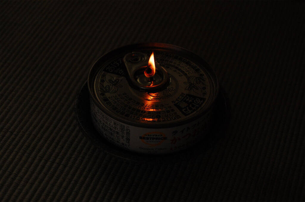 【まさかのツナ缶で災害対策】衝撃画像！「ツナの油でランプ」灯してみた！2時間は持つって本当なの!?