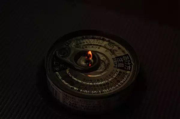 「【まさかのツナ缶で災害対策】衝撃画像！「ツナの油でランプ」灯してみた！2時間は持つって本当なの!?」の画像