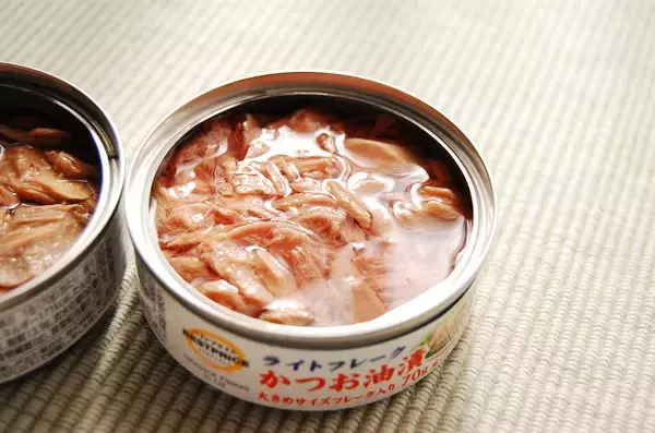 「【まさかのツナ缶で災害対策】衝撃画像！「ツナの油でランプ」灯してみた！2時間は持つって本当なの!?」の画像