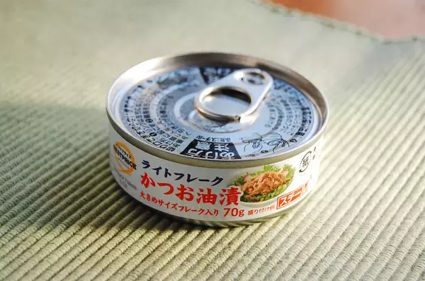 「【まさかのツナ缶で災害対策】衝撃画像！「ツナの油でランプ」灯してみた！2時間は持つって本当なの!?」の画像