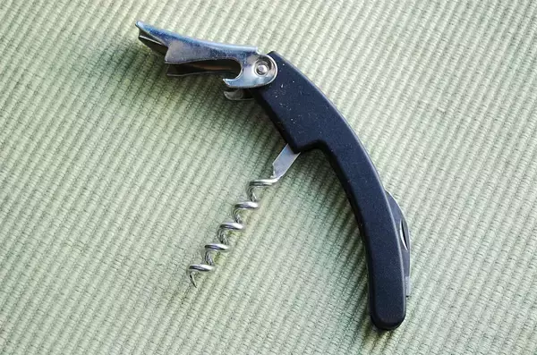 「【まさかのツナ缶で災害対策】衝撃画像！「ツナの油でランプ」灯してみた！2時間は持つって本当なの!?」の画像