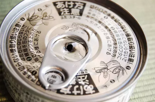 「【まさかのツナ缶で災害対策】衝撃画像！「ツナの油でランプ」灯してみた！2時間は持つって本当なの!?」の画像