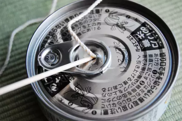 「【まさかのツナ缶で災害対策】衝撃画像！「ツナの油でランプ」灯してみた！2時間は持つって本当なの!?」の画像