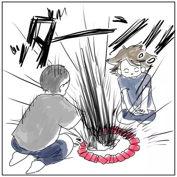 「【恐怖のカードバトル】1枚取るのも命がけ!?夫とトランプ対決したらまさかの腕力勝負に！【momoの漫画】」の画像