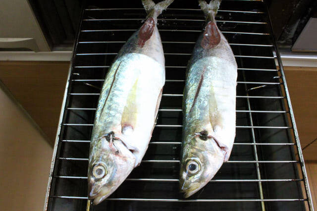 【アジの塩焼きの極意】初心者でもわかる「さばき方」から「塩の振り方」まで！オクラソースが意外に合うの♡