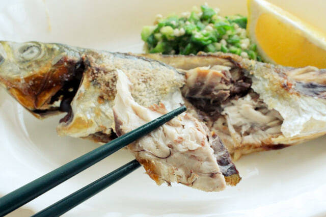 【アジの塩焼きの極意】初心者でもわかる「さばき方」から「塩の振り方」まで！オクラソースが意外に合うの♡