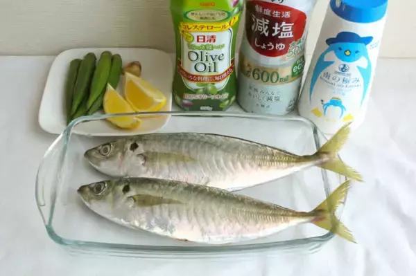 「【アジの塩焼きの極意】初心者でもわかる「さばき方」から「塩の振り方」まで！オクラソースが意外に合うの♡」の画像