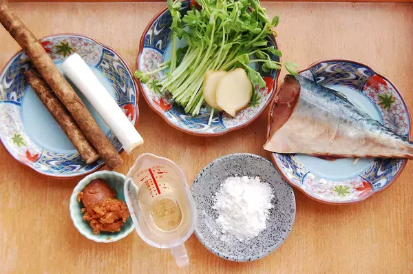 「【豪華版サバみそ】ごぼうと煮込んで旨味爆発！野菜たっぷりボリューミーな「サバのみそ煮」作ってみた♪」の画像