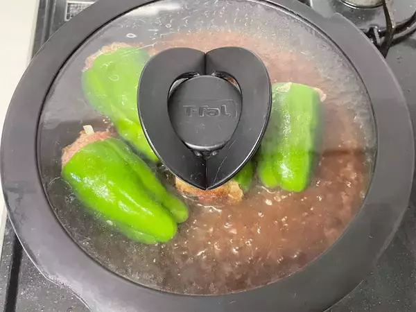 「ピーマンをまるっと使うから失敗ナシ！「めちゃ旨ピーマンの肉詰め」を作ってみた！立てて焼くのが面白い♪」の画像