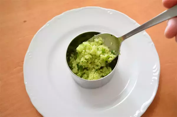 「【美しい森のようなパスタ】きゅうりの汁でクスクスを戻す!?「きゅうりのタブーレ」作ってみた！【農家直伝】」の画像