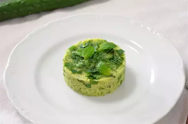「【美しい森のようなパスタ】きゅうりの汁でクスクスを戻す!?「きゅうりのタブーレ」作ってみた！【農家直伝】」の画像