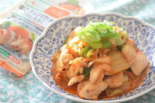 【魔法の粉でパサつきゼロ】鶏むね肉が驚くほどしっとり柔らかスパイシーに♡「あっさり鶏キムチ」作ってみた！