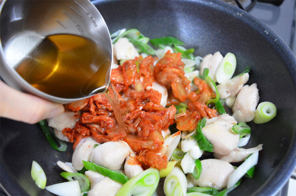 【魔法の粉でパサつきゼロ】鶏むね肉が驚くほどしっとり柔らかスパイシーに♡「あっさり鶏キムチ」作ってみた！