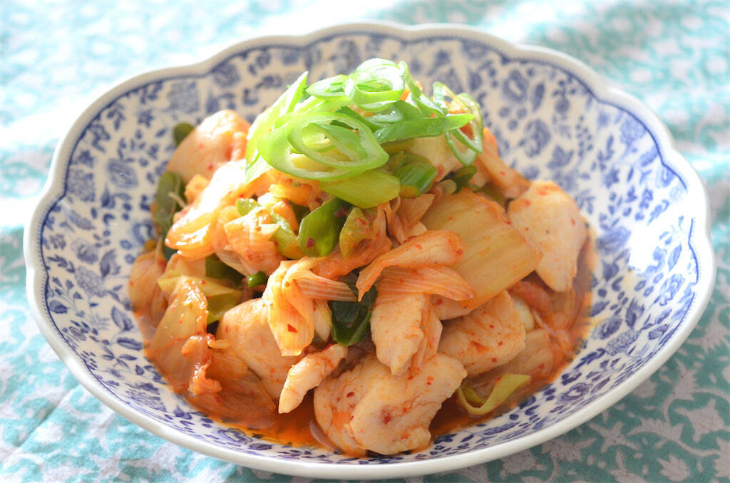 【魔法の粉でパサつきゼロ】鶏むね肉が驚くほどしっとり柔らかスパイシーに♡「あっさり鶏キムチ」作ってみた！